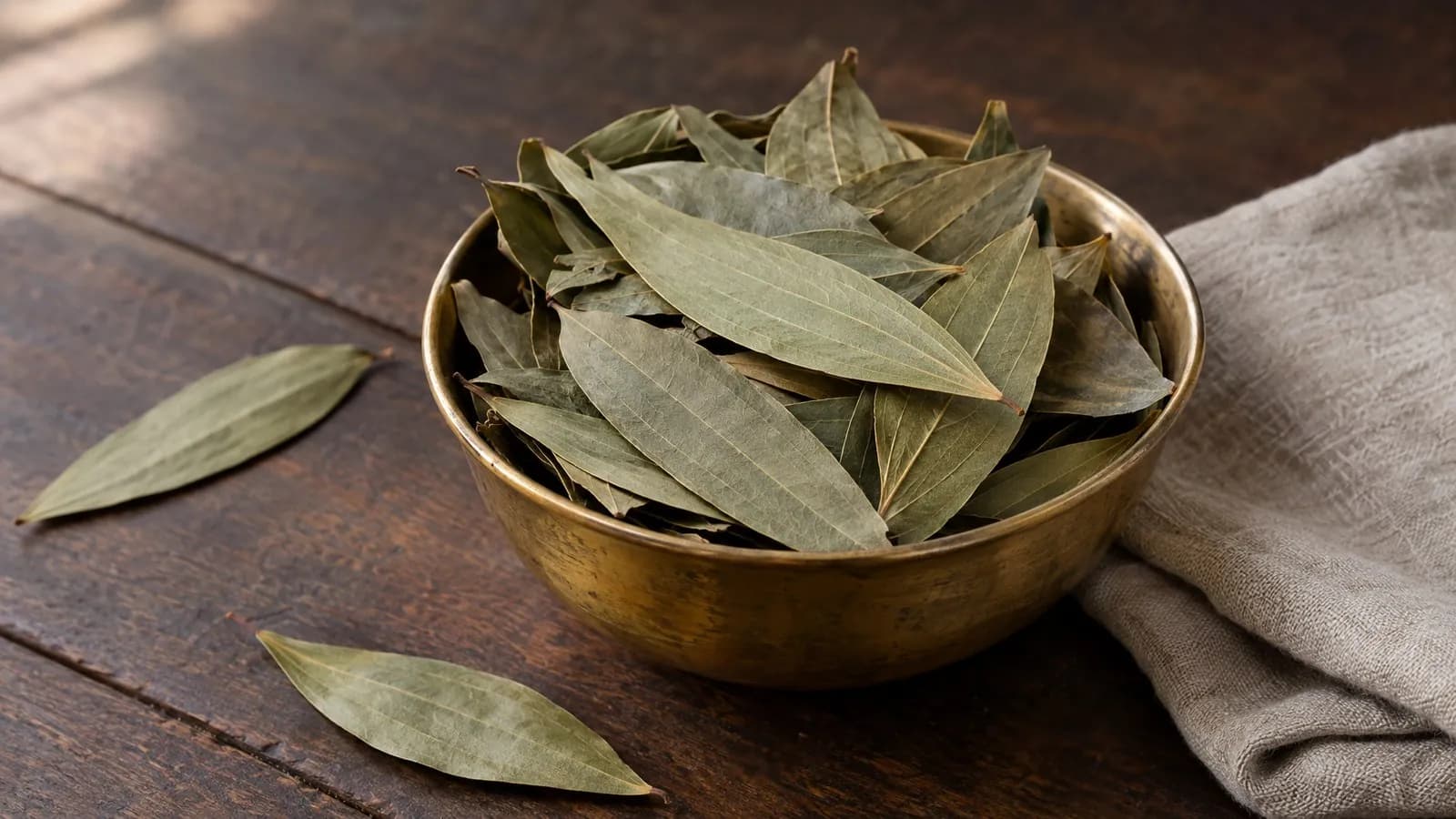 Bay leaf khane ke fayde aur nuksan (tej patta ke fayde)