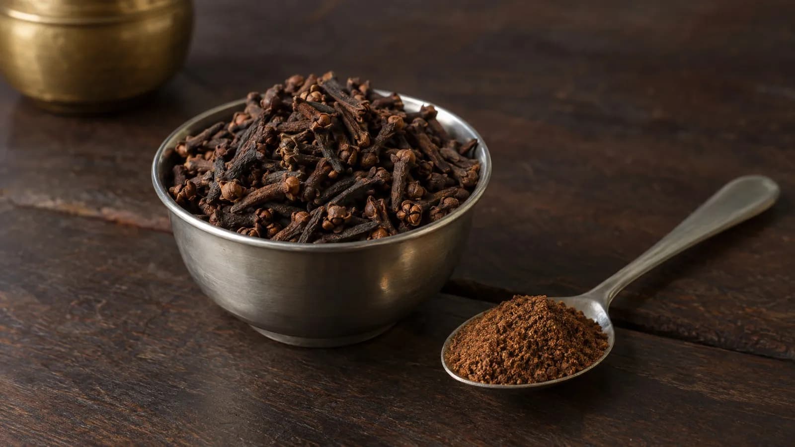 Cloves nutrition facts 100g: calories, protein and per-clove amounts