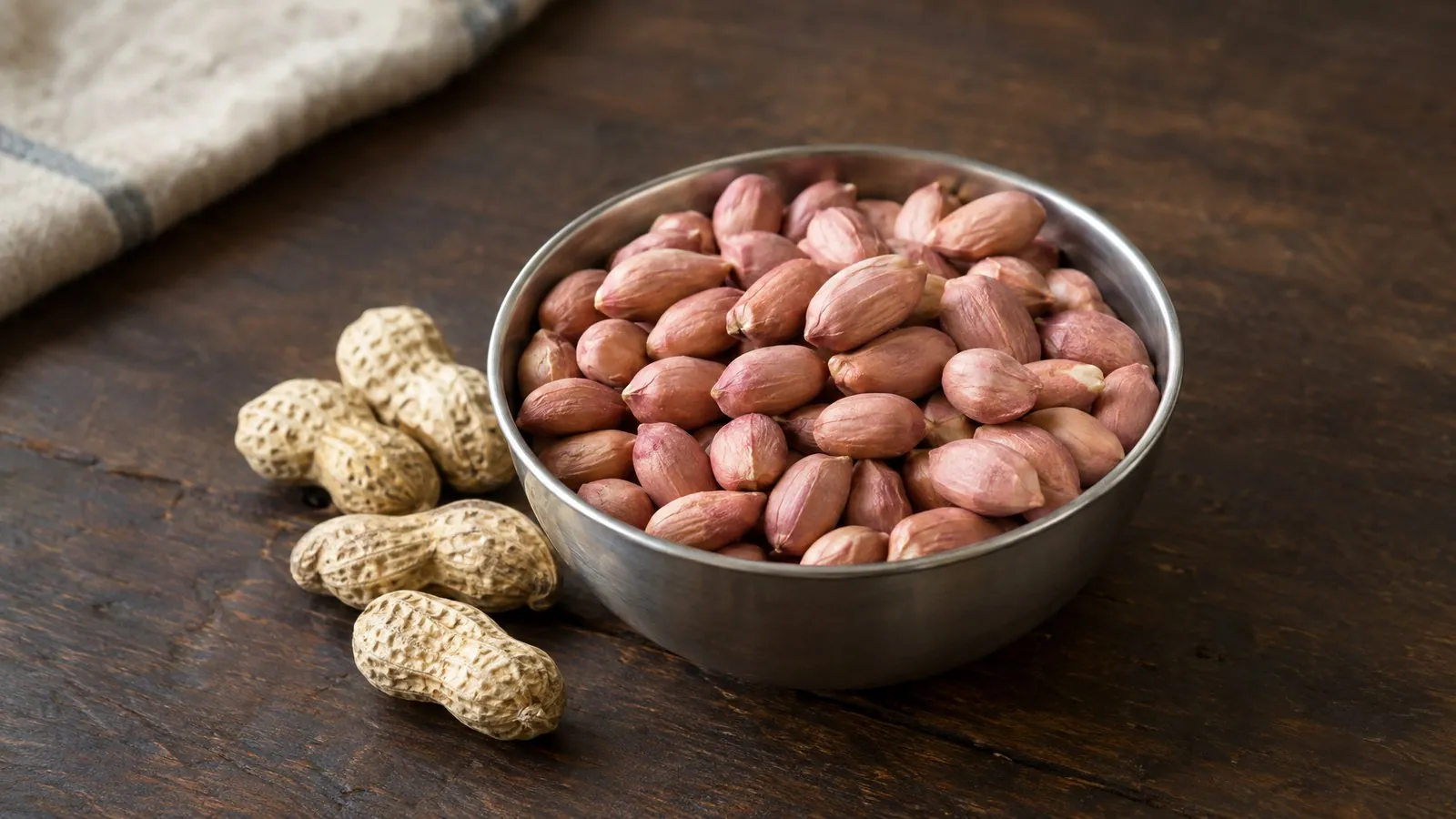 Peanuts nutrition per 100g: calories, protein and fat