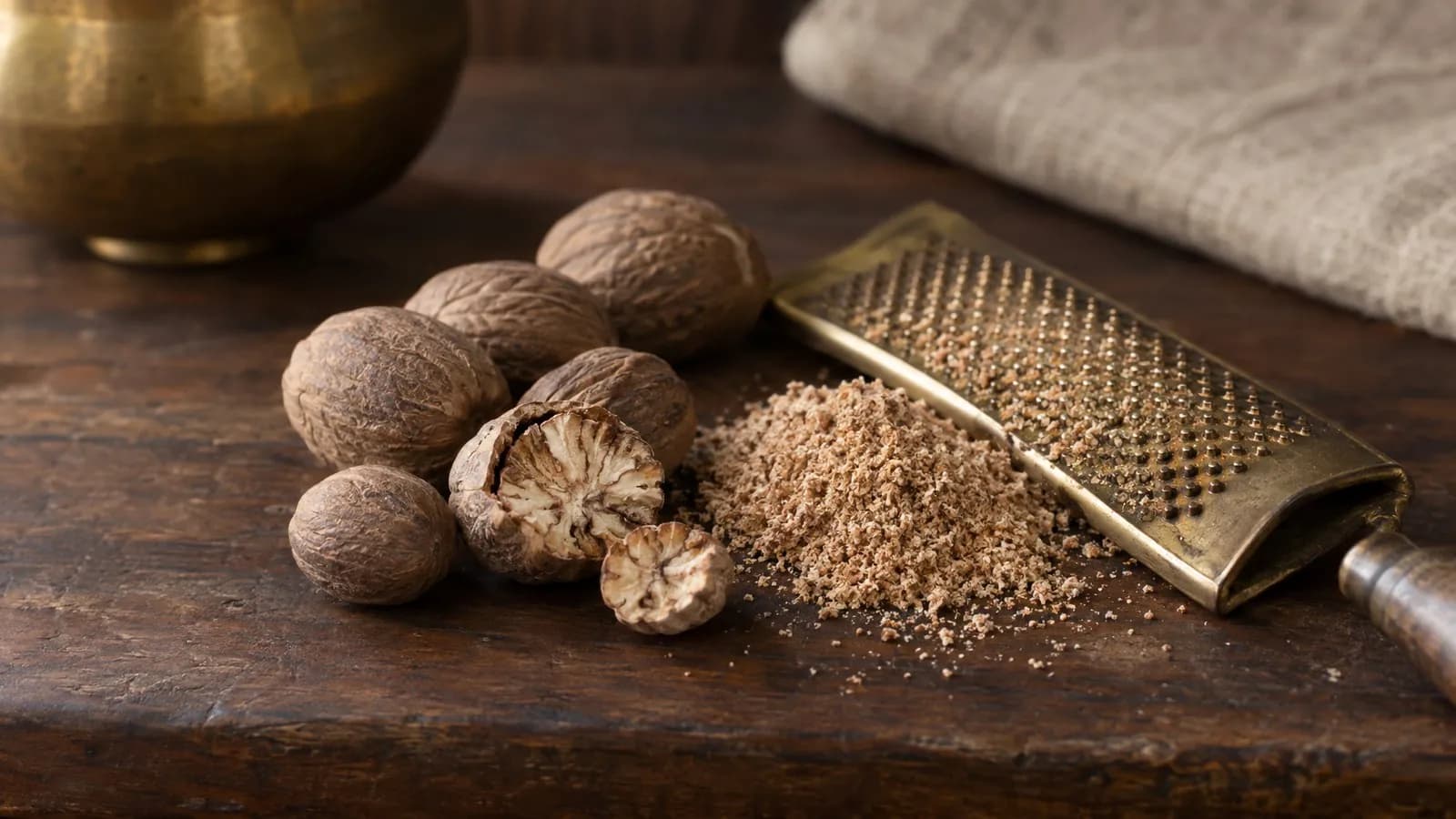 How to use nutmeg: daily limit, grating and storage