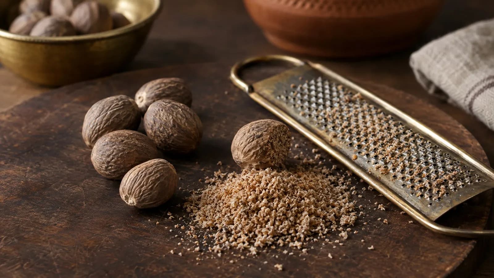 Nutmeg nutrition facts 100g: calories, fat and what a pinch adds