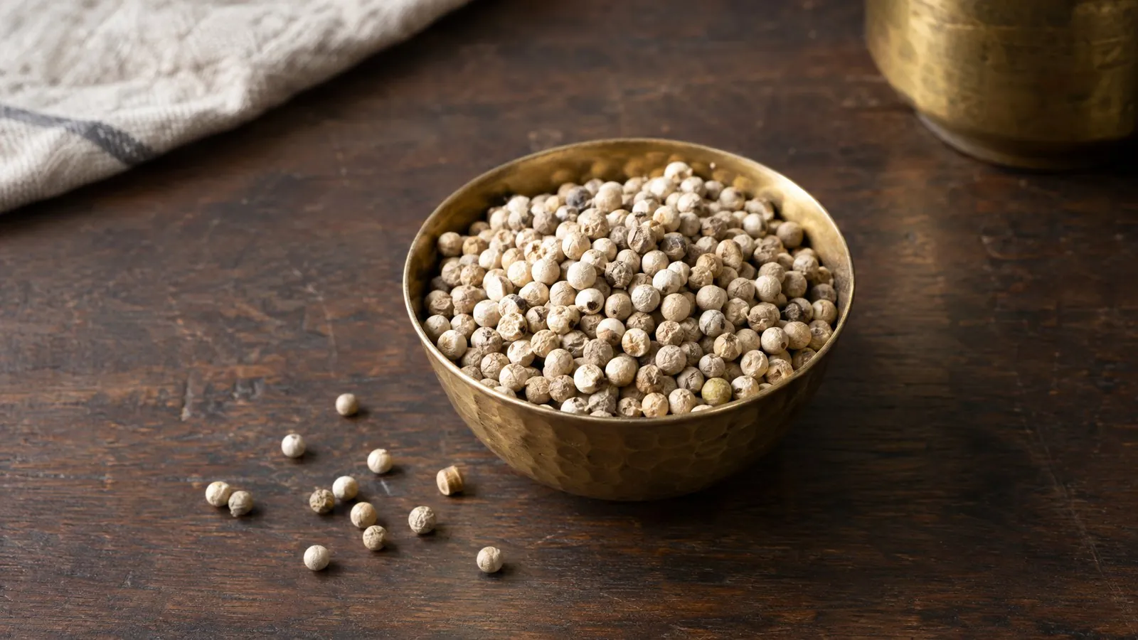 White pepper (safed mirch): names, nutrition and how to use it